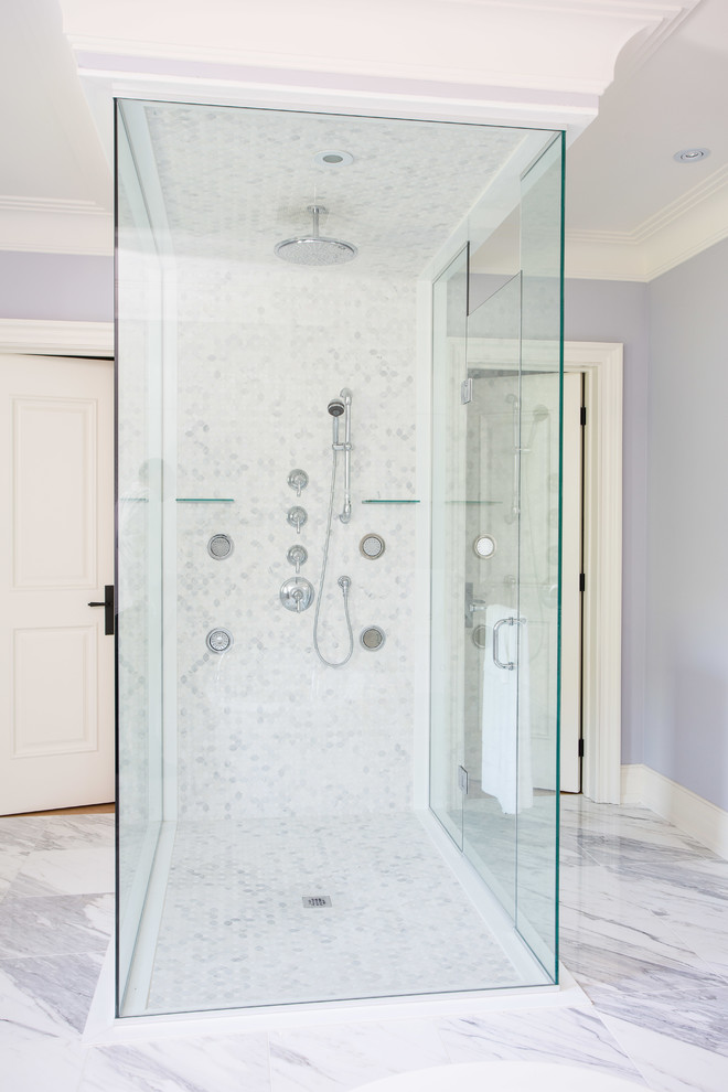 Diseño de cuarto de baño clásico con encimera de mármol, ducha a ras de suelo, baldosas y/o azulejos blancos, baldosas y/o azulejos de piedra y paredes púrpuras
