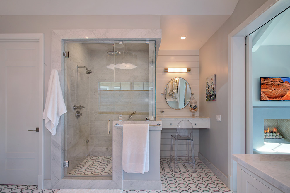 Klassisches Badezimmer mit Duschnische, weißen Fliesen, grauer Wandfarbe und Linoleum in Orange County