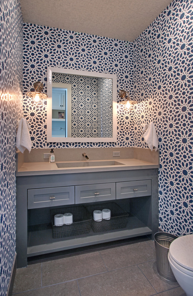 Foto de cuarto de baño costero con armarios estilo shaker, puertas de armario grises, paredes multicolor y encimeras grises