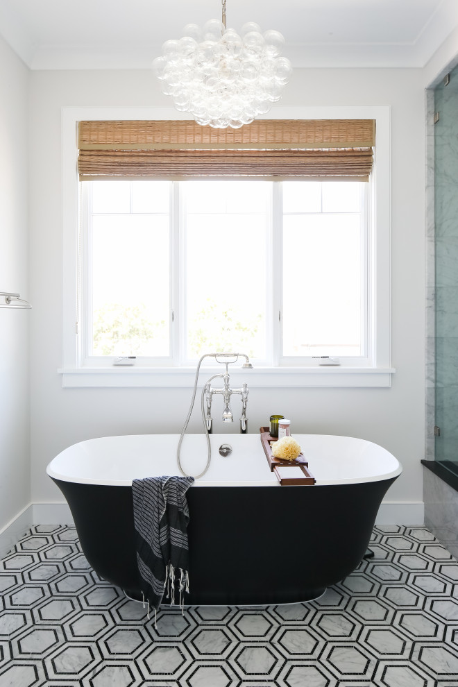 Источник вдохновения для домашнего уюта: большая главная ванная комната в стиле неоклассика (современная классика) с отдельно стоящей ванной, угловым душем, белыми стенами, врезной раковиной, душем с распашными дверями, полом из мозаичной плитки и серым полом