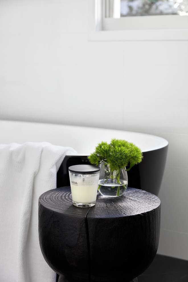 Modern inredning av ett mellanstort svart svart en-suite badrum, med luckor med profilerade fronter, skåp i ljust trä, ett fristående badkar, en öppen dusch, flerfärgad kakel, mosaik, ett nedsänkt handfat och bänkskiva i akrylsten
