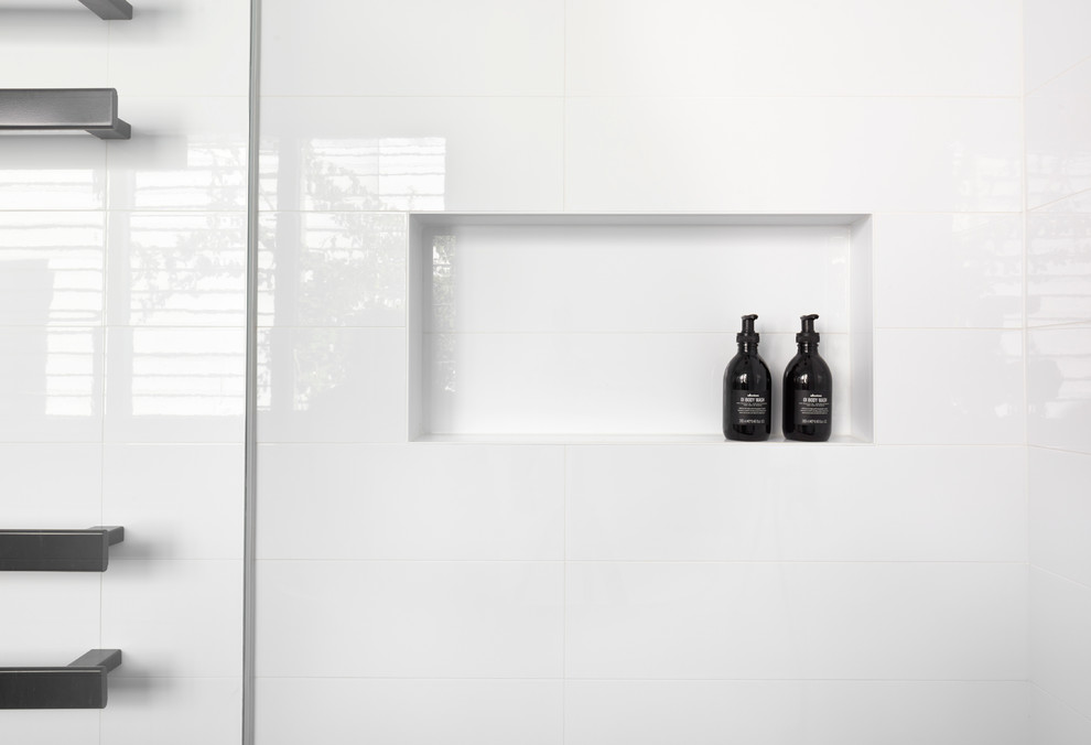 Foto på ett mellanstort funkis svart en-suite badrum, med luckor med profilerade fronter, skåp i ljust trä, ett fristående badkar, en öppen dusch, flerfärgad kakel, mosaik, ett nedsänkt handfat och bänkskiva i akrylsten