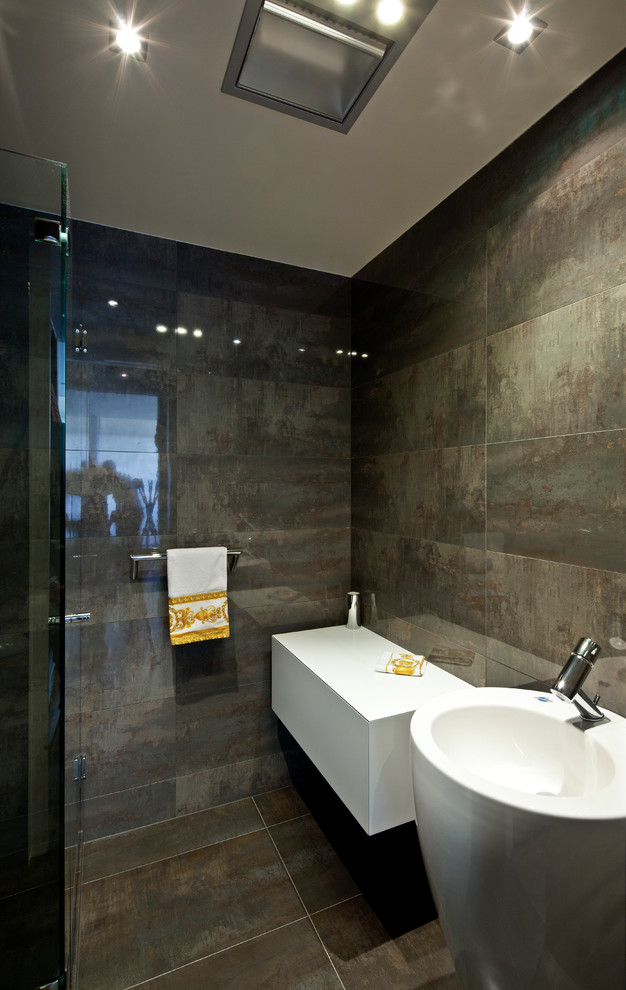 シドニーにあるモダンスタイルのおしゃれな浴室 (ペデスタルシンク、セラミックタイル、磁器タイルの床) の写真