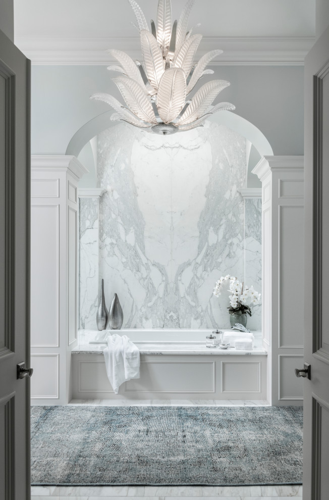 Пример оригинального дизайна: большая главная ванная комната в морском стиле с накладной ванной, мраморной плиткой, синими стенами, мраморным полом, мраморной столешницей, белым полом и белой столешницей