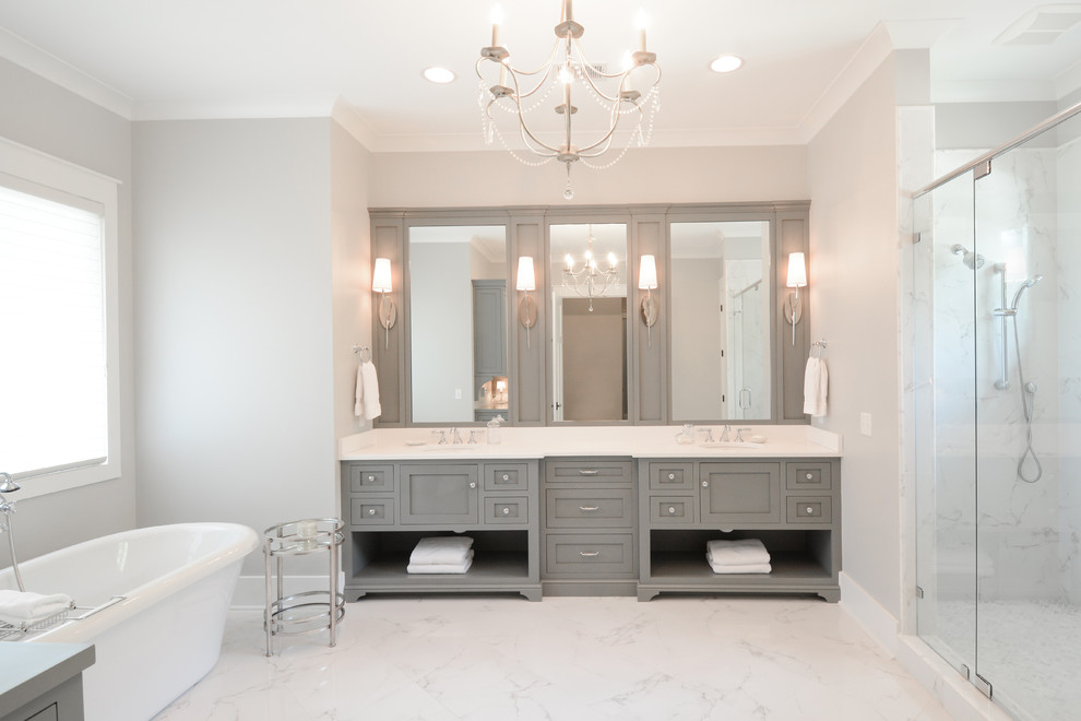 Idéer för ett stort klassiskt en-suite badrum, med luckor med profilerade fronter, grå skåp, ett fristående badkar, en dusch i en alkov, grå väggar, marmorgolv, ett undermonterad handfat och marmorbänkskiva