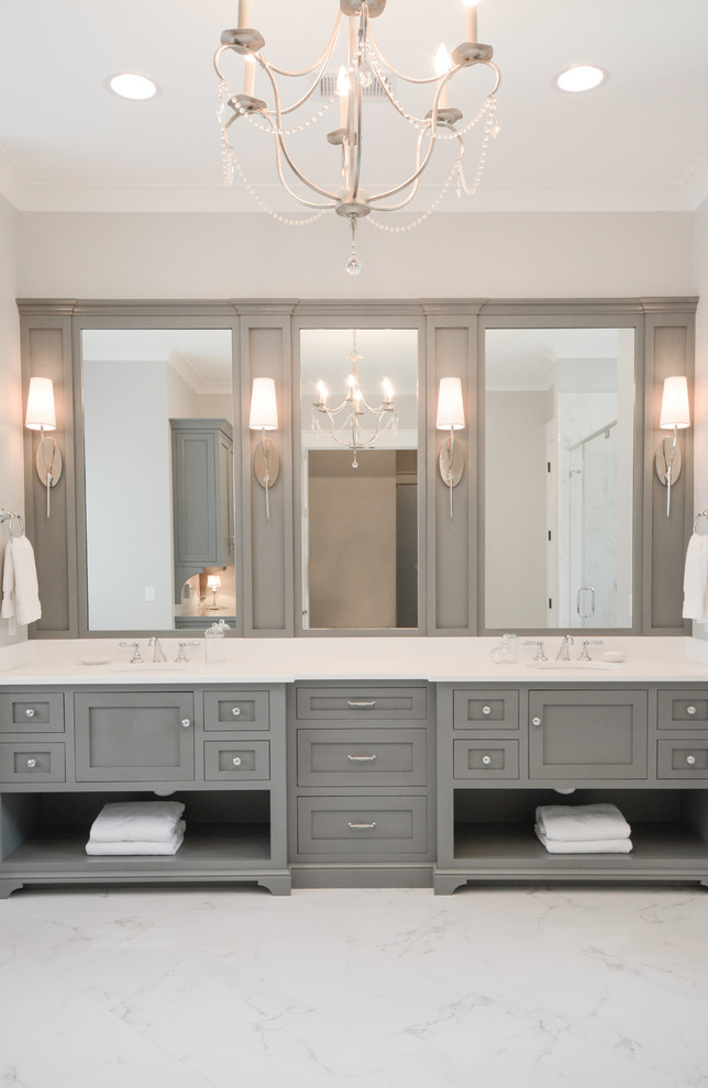 Idéer för ett stort klassiskt en-suite badrum, med luckor med profilerade fronter, grå skåp, ett fristående badkar, en dusch i en alkov, grå väggar, marmorgolv, ett undermonterad handfat och marmorbänkskiva
