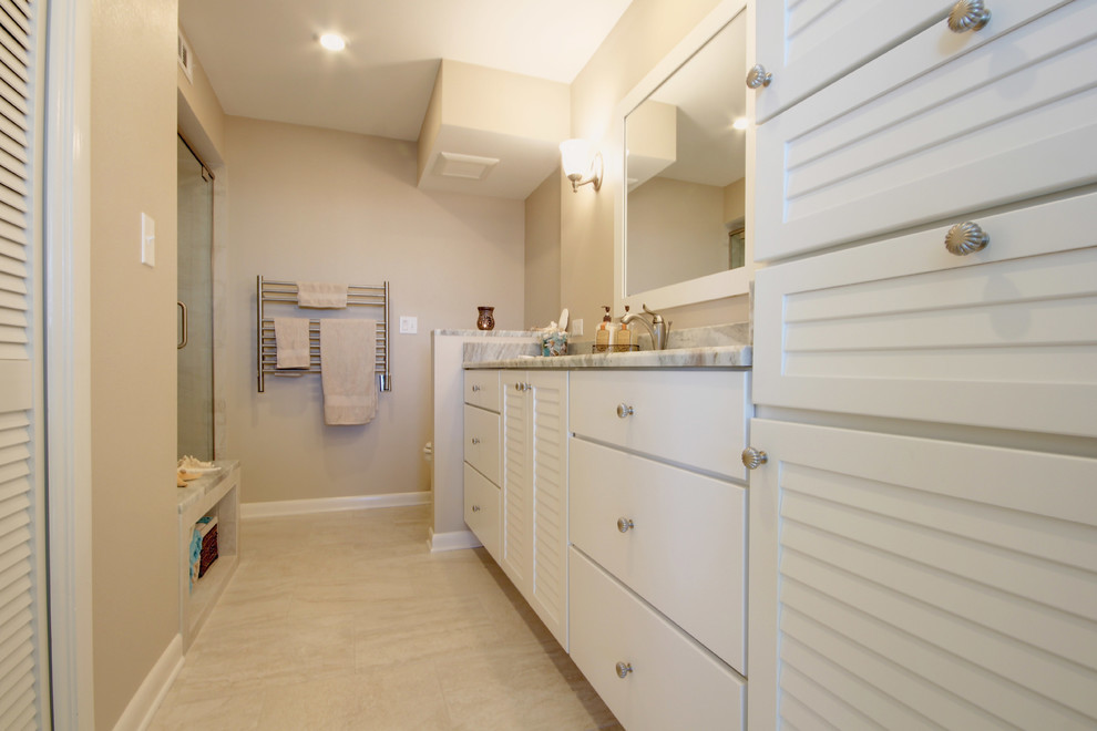 Idéer för att renovera ett vintage badrum, med ett undermonterad handfat, luckor med lamellpanel, vita skåp, granitbänkskiva, en dusch i en alkov, en toalettstol med separat cisternkåpa, flerfärgad kakel och porslinskakel