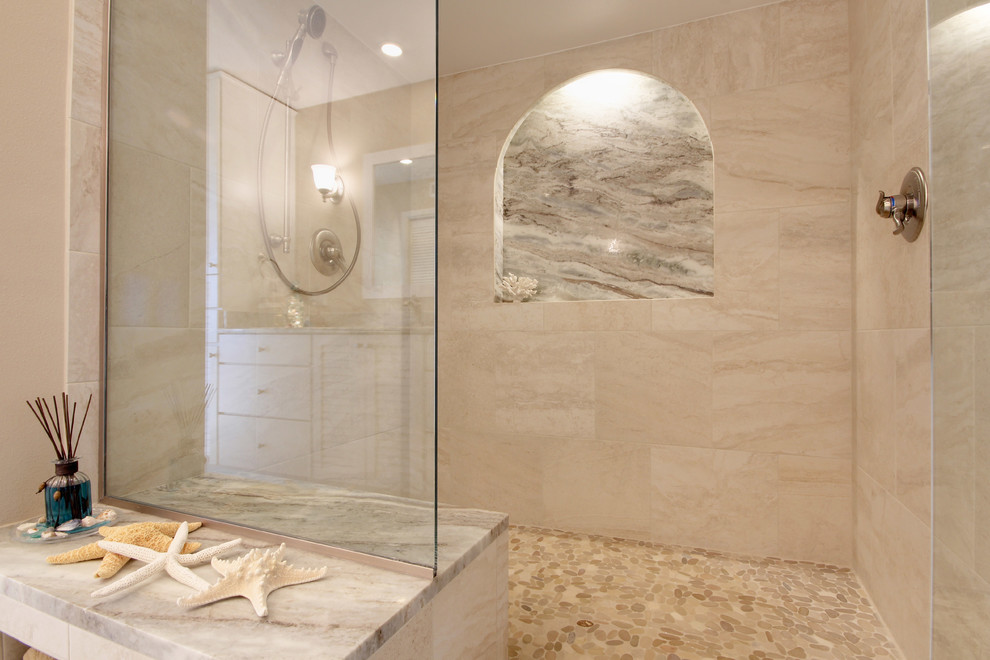 Пример оригинального дизайна: ванная комната в стиле неоклассика (современная классика) с врезной раковиной, столешницей из гранита, душем в нише, раздельным унитазом, разноцветной плиткой и керамогранитной плиткой