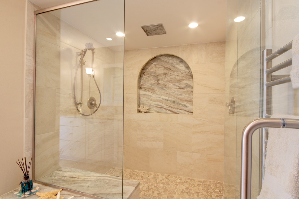 Idée de décoration pour une douche en alcôve tradition avec un lavabo encastré, un plan de toilette en granite, WC séparés, un carrelage multicolore et des carreaux de porcelaine.
