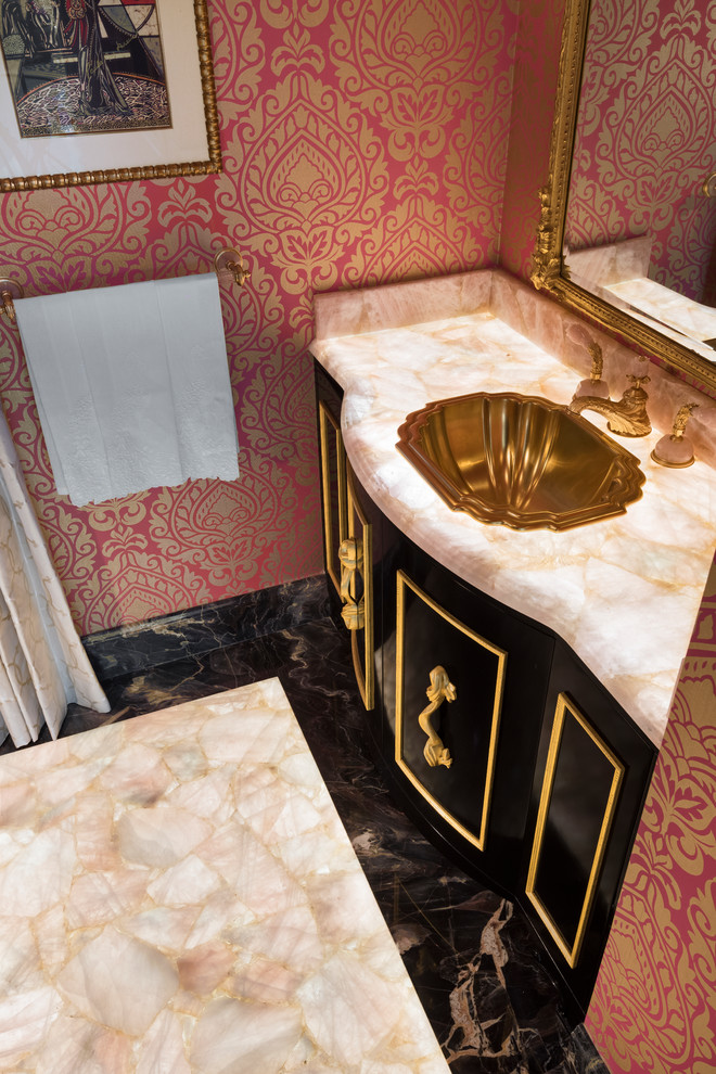 Imagen de cuarto de baño clásico pequeño con armarios tipo mueble, puertas de armario negras, paredes rosas y aseo y ducha