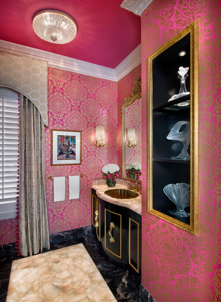 Mittelgroßes Eklektisches Duschbad mit schwarzen Schränken, rosa Wandfarbe, Marmorboden, verzierten Schränken, Wandtoilette mit Spülkasten, schwarzen Fliesen, Marmorfliesen und Granit-Waschbecken/Waschtisch in Miami