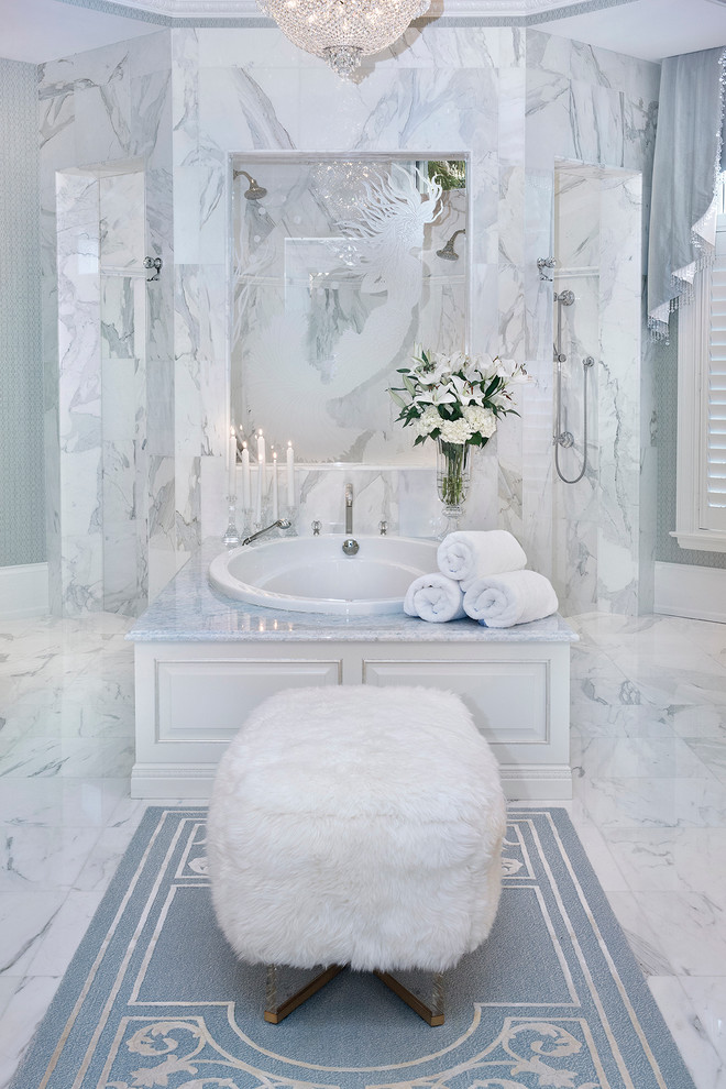 На фото: большая главная ванная комната в современном стиле с накладной ванной, открытым душем, белой плиткой, каменной плиткой, синими стенами, мраморным полом и столешницей из гранита