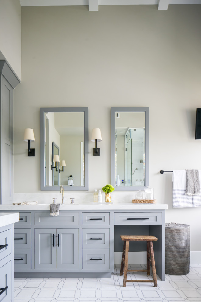 На фото: большая главная ванная комната в стиле неоклассика (современная классика) с фасадами в стиле шейкер, серыми фасадами, серыми стенами, врезной раковиной, мраморной столешницей и разноцветным полом с