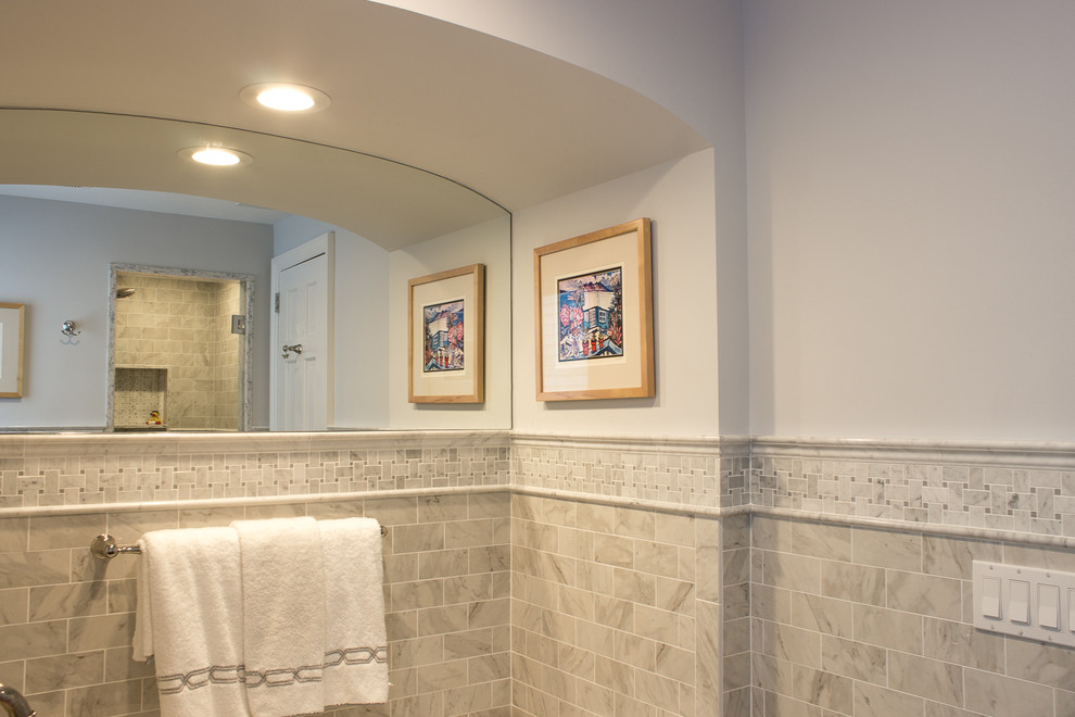 Esempio di una stanza da bagno con ante con riquadro incassato, piastrelle in ceramica, pareti bianche e top in quarzite