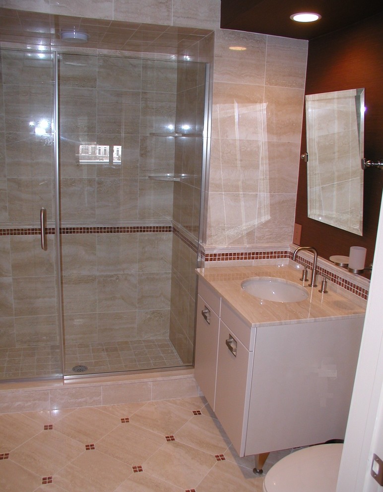 Mittelgroßes Modernes Badezimmer mit Unterbauwaschbecken, flächenbündigen Schrankfronten, beigen Schränken, Duschnische, Toilette mit Aufsatzspülkasten, beigen Fliesen und Mosaikfliesen in New York