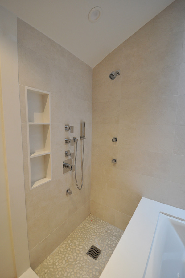 Exempel på ett litet modernt en-suite badrum, med släta luckor, ett undermonterat badkar, en hörndusch, beige kakel, porslinskakel, bänkskiva i kvartsit, beige väggar, klinkergolv i småsten och beiget golv