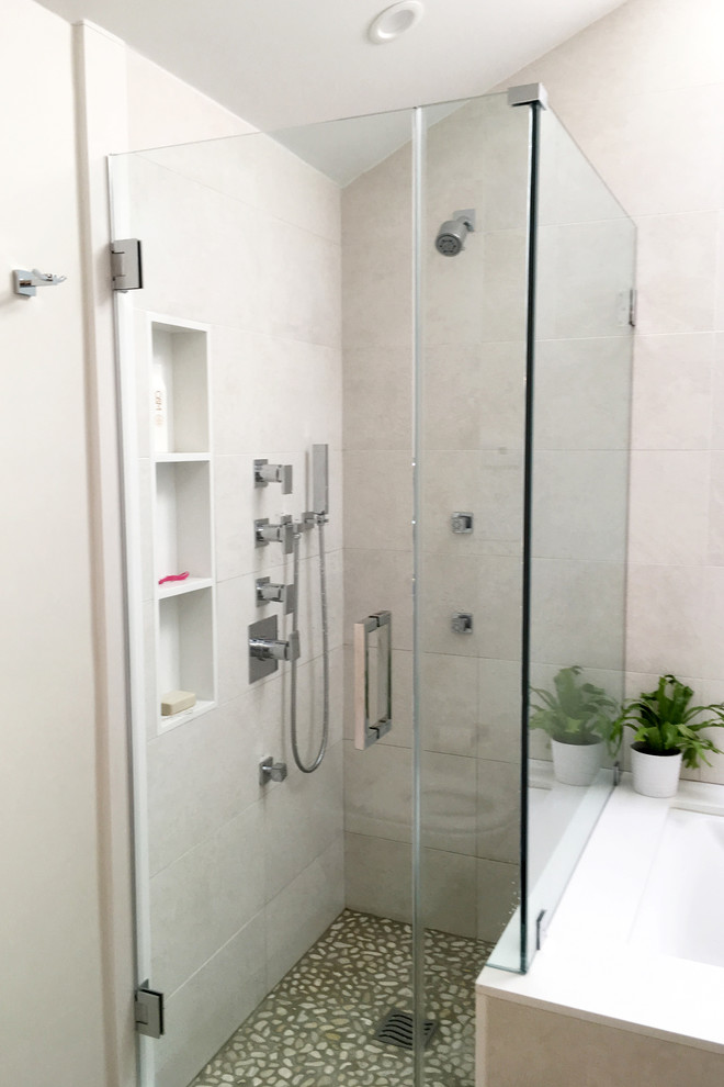 Idée de décoration pour une petite salle de bain principale design en bois clair avec un placard à porte plane, une baignoire encastrée, une douche d'angle, un carrelage beige, des carreaux de porcelaine, un mur beige, une vasque et un plan de toilette en quartz.