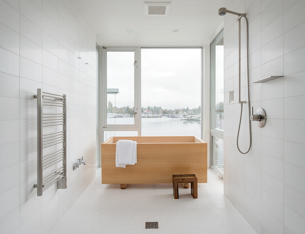 На фото: главная ванная комната в стиле модернизм с японской ванной, открытым душем, белой плиткой, каменной плиткой, белыми стенами, полом из мозаичной плитки и открытым душем