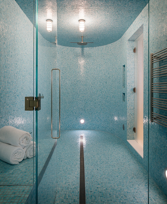 Immagine di una grande sauna moderna con piastrelle blu, piastrelle a mosaico, pareti blu, pavimento con piastrelle a mosaico e doccia a filo pavimento