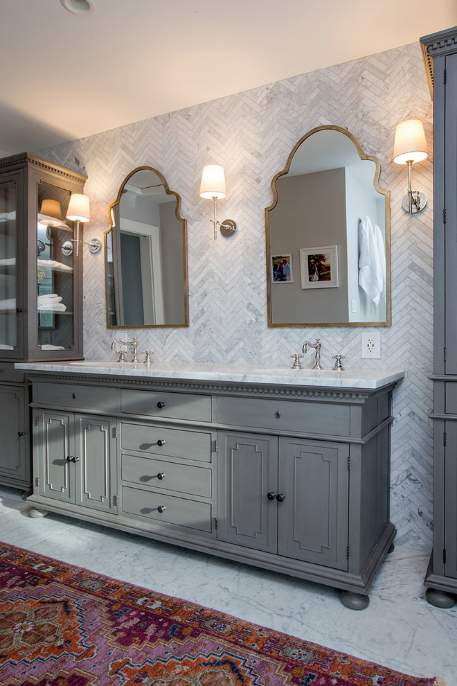 Exemple d'une grande salle de bain principale chic avec un placard en trompe-l'oeil, des portes de placard grises, une baignoire encastrée, une douche ouverte, un carrelage gris, un carrelage de pierre, un mur gris, un sol en marbre, un lavabo encastré et un plan de toilette en marbre.