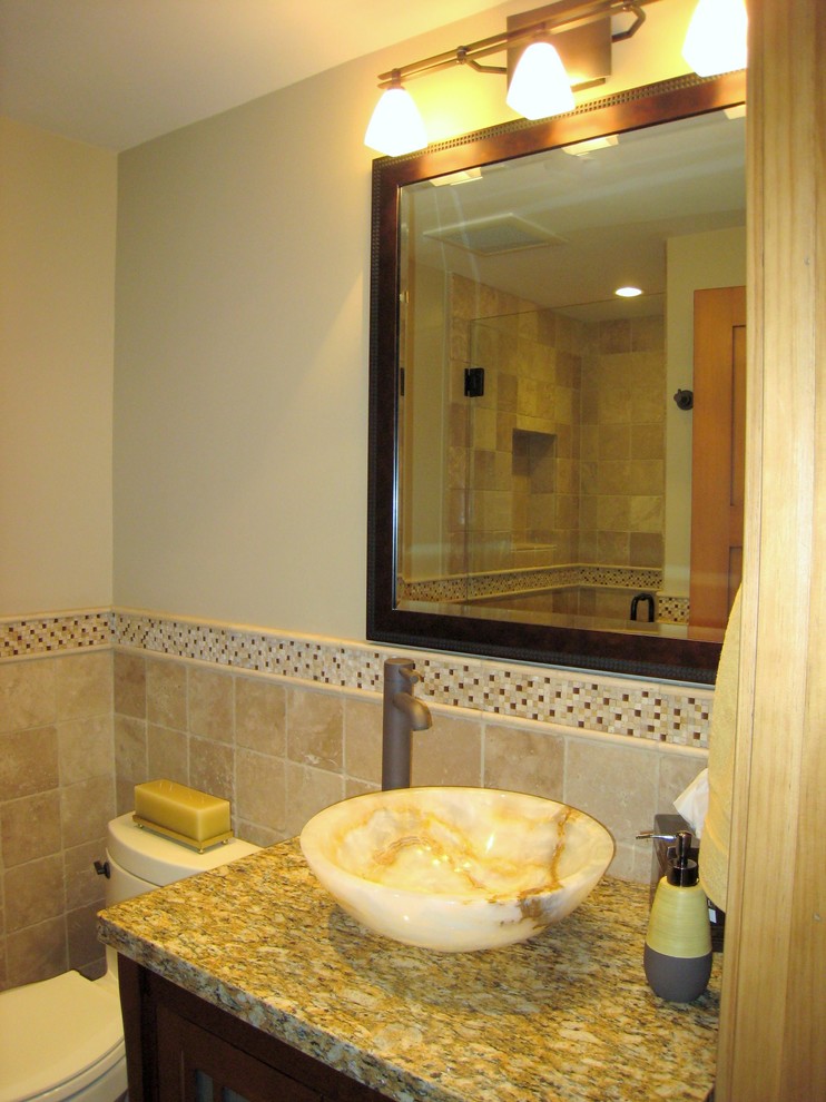 Inredning av ett klassiskt litet badrum, med ett fristående handfat, möbel-liknande, skåp i mellenmörkt trä, granitbänkskiva, en dusch i en alkov, beige kakel, mosaik, beige väggar och klinkergolv i porslin