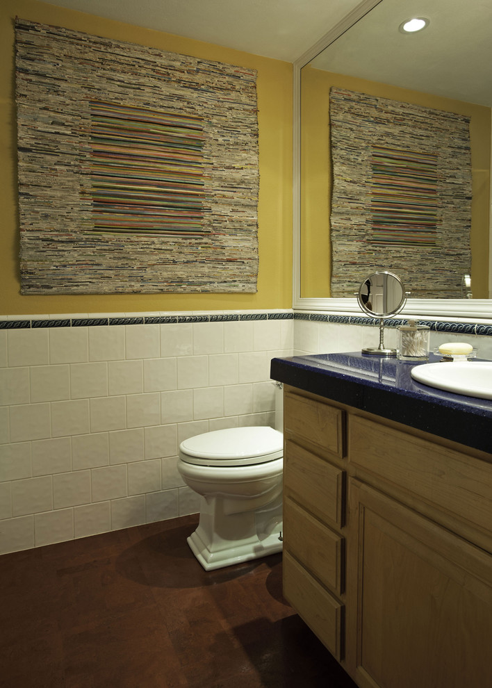 Idée de décoration pour une petite salle d'eau tradition en bois brun avec un lavabo posé, un placard avec porte à panneau surélevé, un plan de toilette en quartz modifié, WC séparés, un carrelage blanc, des carreaux de céramique, un mur jaune et un sol en liège.