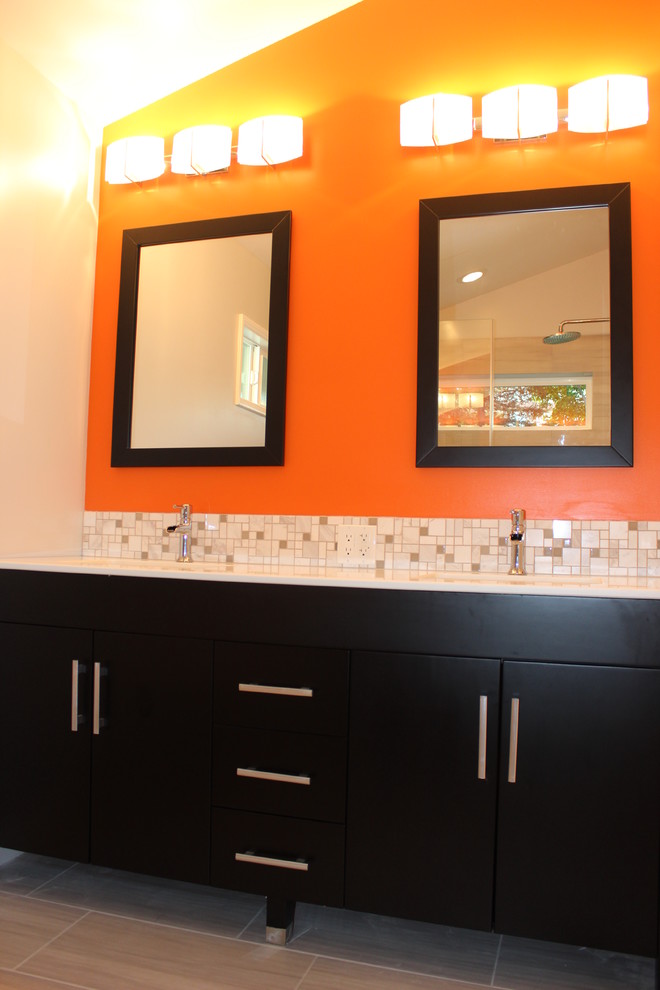 Idee per una stanza da bagno padronale minimalista di medie dimensioni con ante lisce, ante in legno bruno, top in quarzo composito, doccia alcova, piastrelle multicolore, piastrelle in gres porcellanato, pareti arancioni e pavimento in gres porcellanato