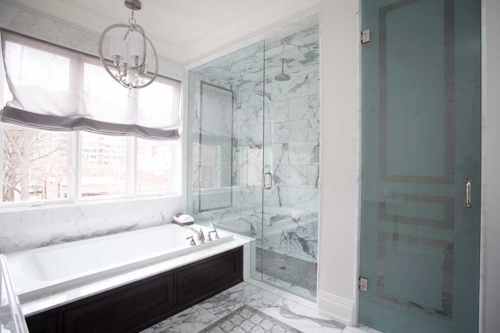 Cette image montre une douche en alcôve design avec une baignoire posée, un carrelage blanc et un carrelage de pierre.