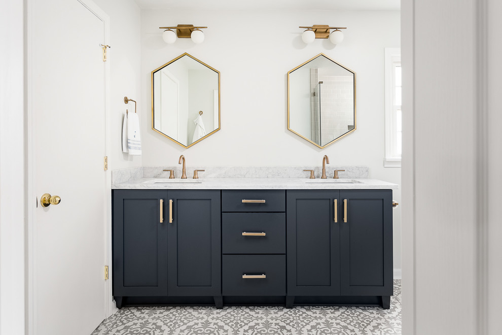 Свежая идея для дизайна: ванная комната в стиле неоклассика (современная классика) с фасадами в стиле шейкер, серыми фасадами, белыми стенами, врезной раковиной, серым полом и белой столешницей - отличное фото интерьера