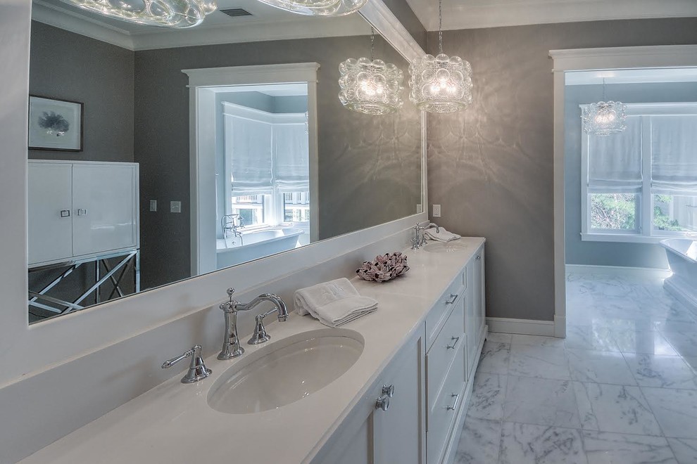 Idéer för ett stort modernt en-suite badrum, med skåp i shakerstil, vita skåp, ett fristående badkar, grå väggar, marmorgolv, ett undermonterad handfat, bänkskiva i kvarts och vitt golv