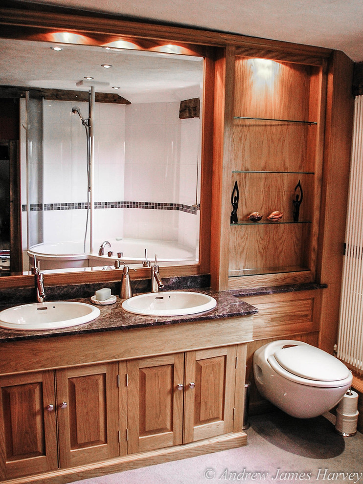 Idéer för mellanstora vintage en-suite badrum, med luckor med upphöjd panel, skåp i mellenmörkt trä, ett platsbyggt badkar, en dusch/badkar-kombination, en vägghängd toalettstol, ett nedsänkt handfat och granitbänkskiva