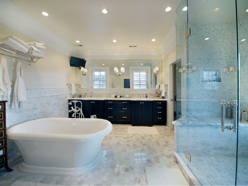 Imagen de cuarto de baño contemporáneo con bañera exenta y baldosas y/o azulejos de cemento
