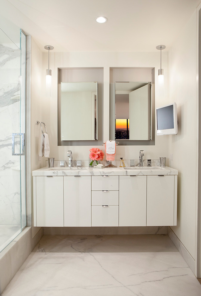 На фото: ванная комната в современном стиле с врезной раковиной