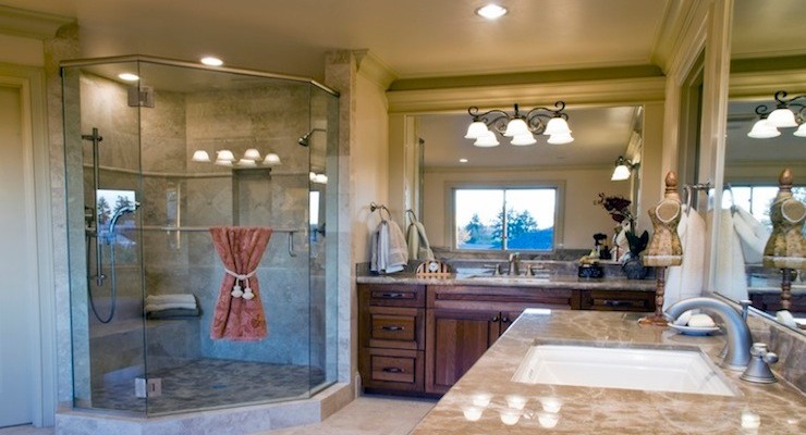 Klassisk inredning av ett stort en-suite badrum, med ett undermonterad handfat, släta luckor, skåp i mellenmörkt trä, granitbänkskiva, ett platsbyggt badkar, en dusch i en alkov, vit kakel, porslinskakel, vita väggar och klinkergolv i porslin