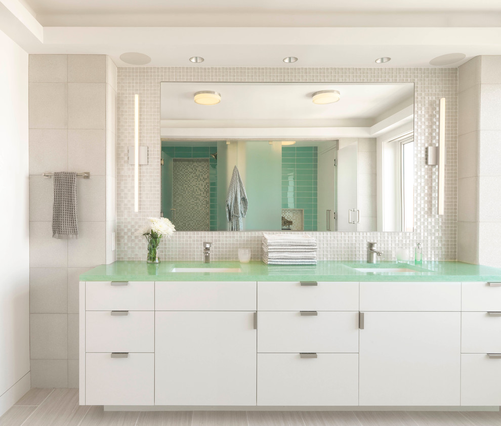 Стильный дизайн: ванная комната в современном стиле с зеленой столешницей - последний тренд