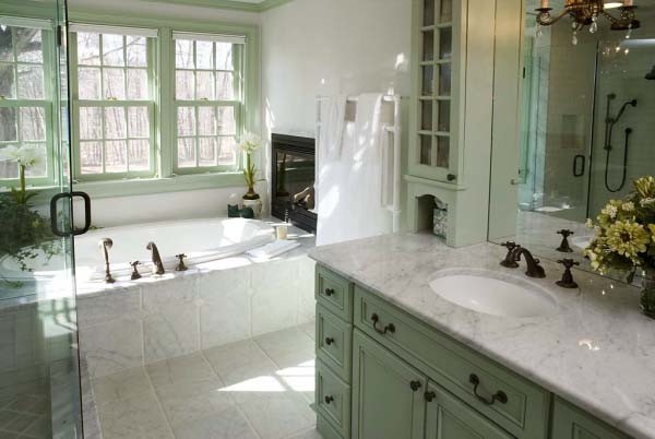 Foto på ett stort vintage en-suite badrum, med grå kakel, keramikplattor, marmorbänkskiva, luckor med infälld panel, gröna skåp, ett platsbyggt badkar, en dusch i en alkov, en toalettstol med hel cisternkåpa, vita väggar, klinkergolv i keramik och ett undermonterad handfat