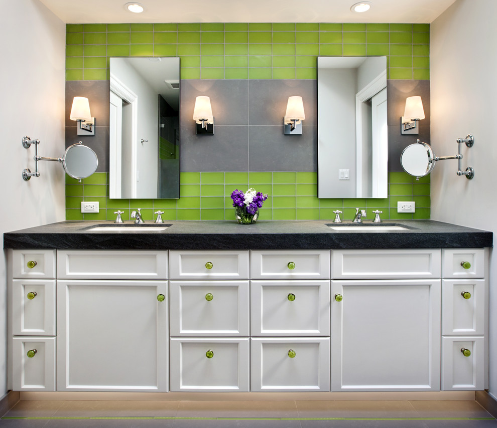 Foto de cuarto de baño infantil actual con lavabo bajoencimera, armarios estilo shaker, puertas de armario blancas, baldosas y/o azulejos verdes y baldosas y/o azulejos de vidrio