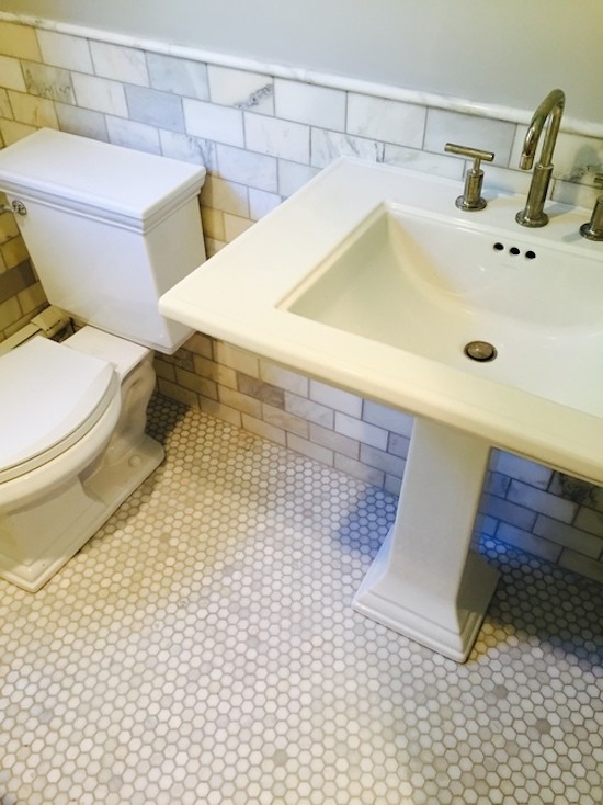 Idee per una stanza da bagno con lavabo a colonna, WC monopezzo, piastrelle grigie, piastrelle in pietra e pareti grigie