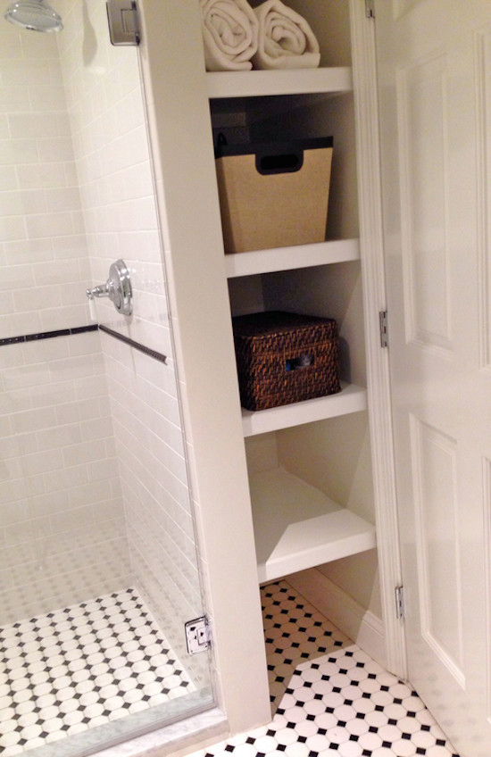 ボストンにあるおしゃれな浴室 (オープンシェルフ、白いキャビネット、コーナー設置型シャワー、グレーのタイル、石タイル) の写真