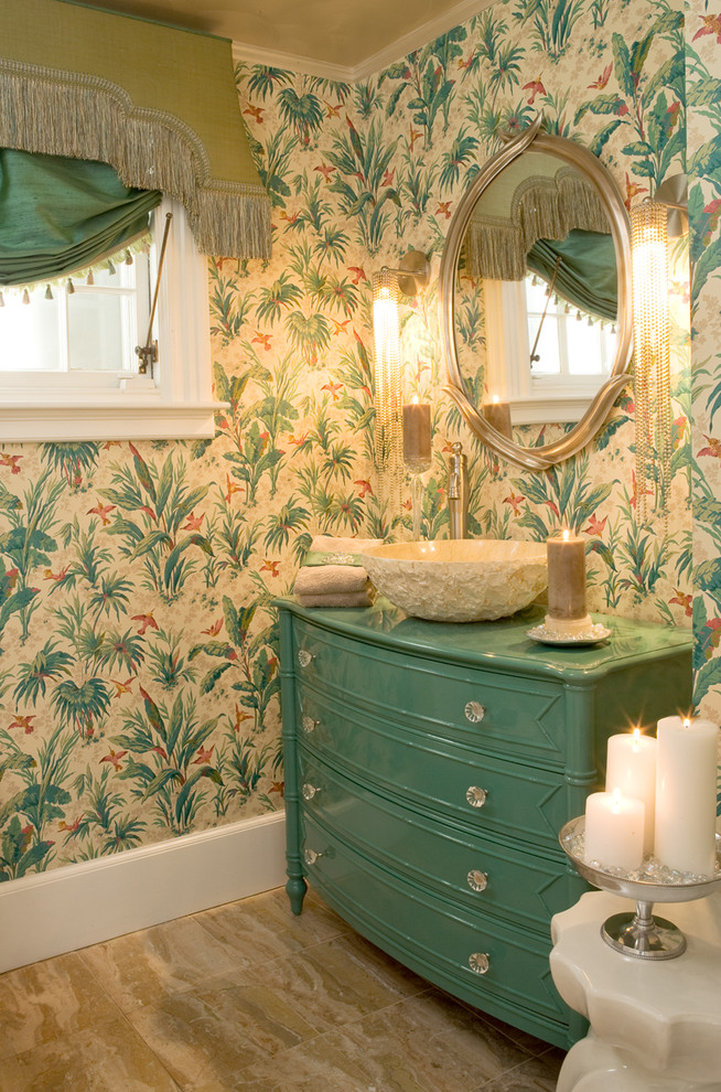 Ejemplo de cuarto de baño tropical con lavabo sobreencimera, puertas de armario azules y paredes multicolor