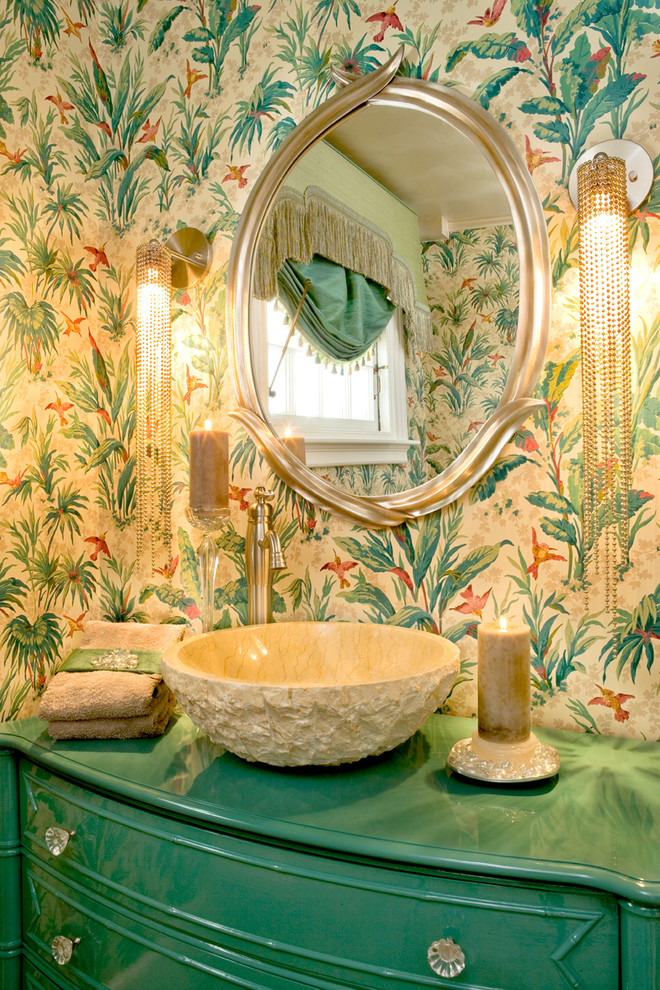На фото: ванная комната в стиле фьюжн с настольной раковиной, разноцветными стенами и зеленой столешницей