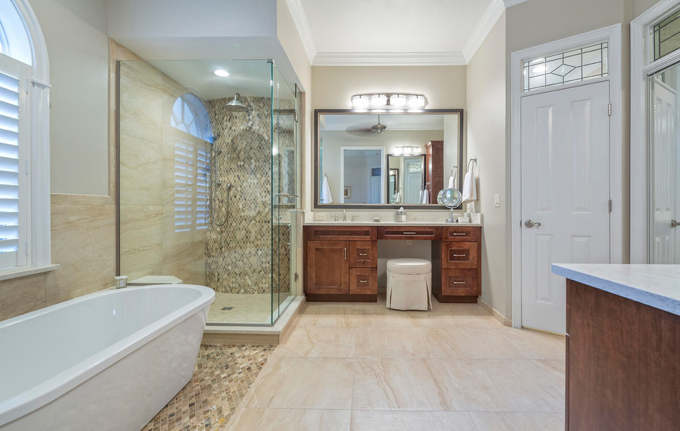 Idéer för att renovera ett stort amerikanskt grå grått en-suite badrum, med skåp i shakerstil, skåp i mörkt trä, ett fristående badkar, en hörndusch, brun kakel, marmorkakel, beige väggar, marmorgolv, ett undermonterad handfat, marmorbänkskiva, brunt golv och dusch med gångjärnsdörr