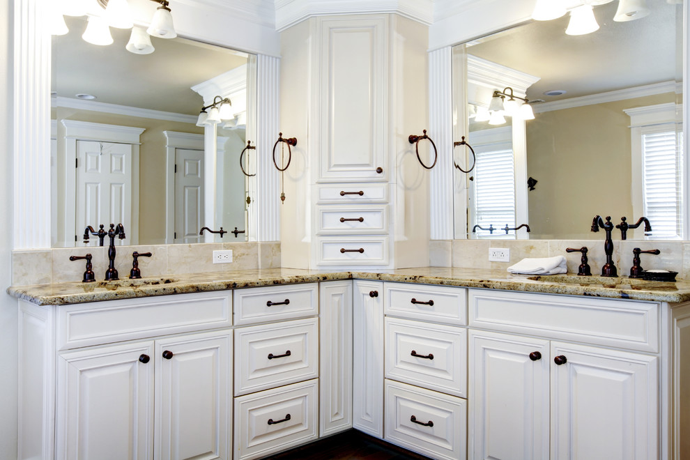 Diseño de cuarto de baño principal tradicional grande con armarios con paneles con relieve, puertas de armario blancas, paredes beige, lavabo bajoencimera y encimera de granito