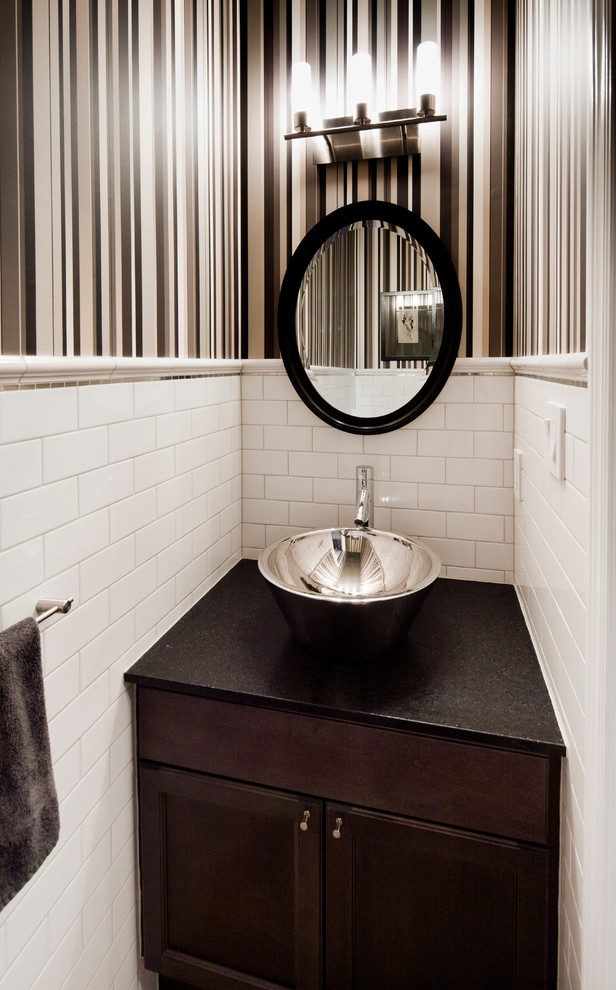 Imagen de cuarto de baño contemporáneo con baldosas y/o azulejos de cemento y lavabo sobreencimera