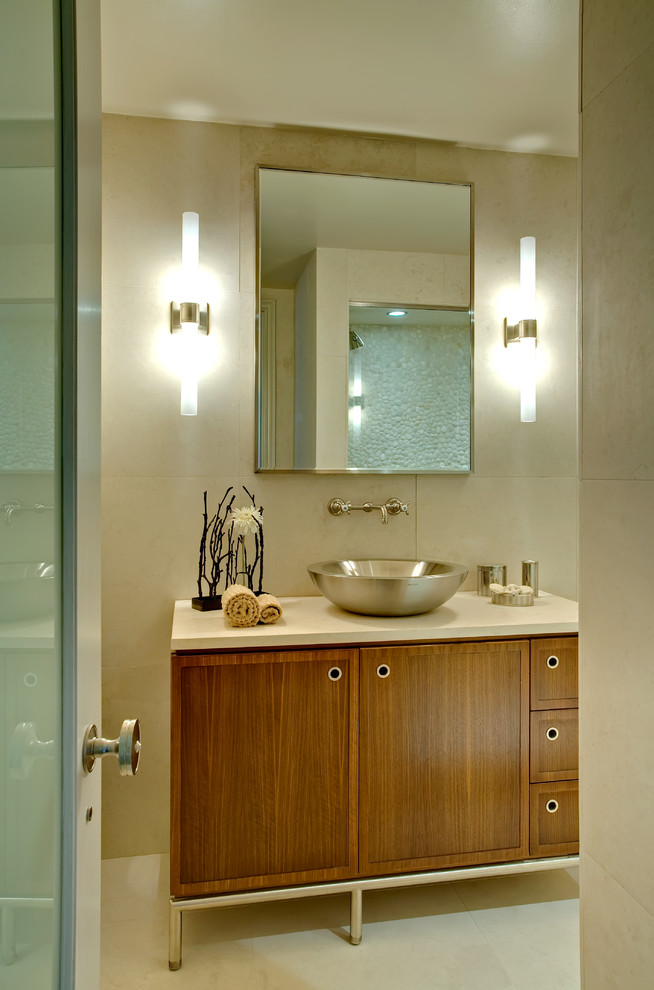 На фото: ванная комната в классическом стиле с настольной раковиной, фасадами с утопленной филенкой, фасадами цвета дерева среднего тона и бежевой плиткой с