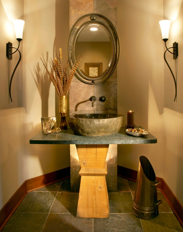 Foto de cuarto de baño actual con lavabo sobreencimera, encimera de granito, baldosas y/o azulejos marrones, baldosas y/o azulejos de piedra, suelo de travertino y aseo y ducha