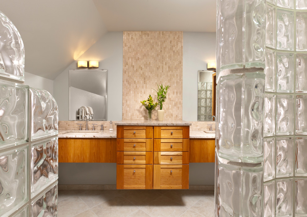 Стильный дизайн: главная ванная комната в классическом стиле с врезной раковиной, фасадами островного типа, фасадами цвета дерева среднего тона, столешницей из гранита, угловым душем, унитазом-моноблоком, серыми стенами и полом из известняка - последний тренд