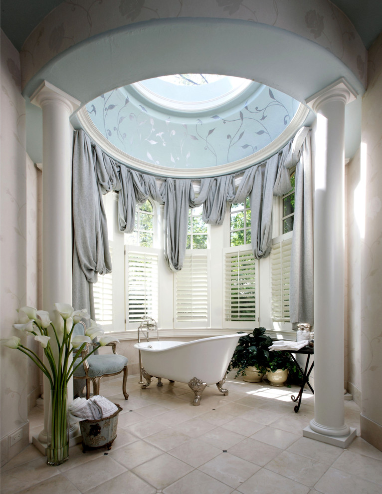 Ispirazione per una grande stanza da bagno padronale classica con vasca con piedi a zampa di leone, piastrelle beige, piastrelle in ceramica, pareti beige e pavimento con piastrelle in ceramica