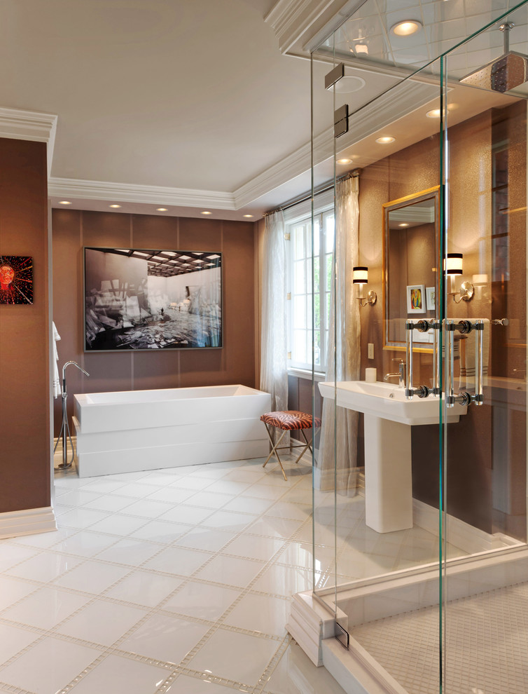 Modelo de cuarto de baño contemporáneo con bañera exenta, lavabo con pedestal y paredes marrones