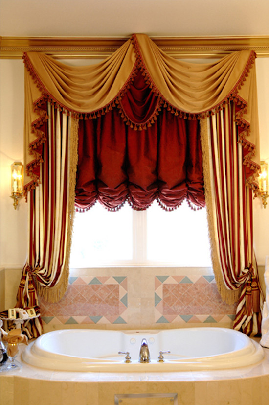 Immagine di una stanza da bagno classica con vasca da incasso, piastrelle beige e pareti beige